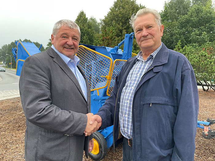 Bürgermeister Peter Mühle bedankt sich bei Gerhard Kolodzinski. Er hat einen besonderen Anteil an der Aufarbeitung der Presse. Bürgermeister Peter Mühle bedankt sich bei Gerhard Kolodzinski. Er hat einen besonderen Anteil an der Aufarbeitung der Presse.