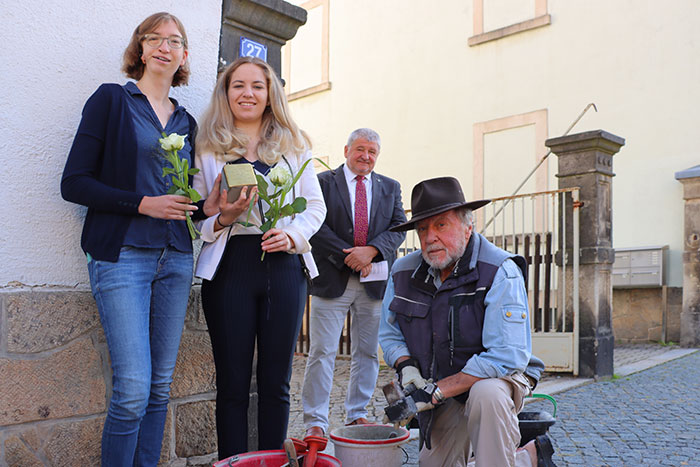 Einsetzen des Stolpersteins an der Struvestraße, v. l. Margarete Hentzschel, Franziska Böhmer, Bürgermeister Peter Mühle und der Künstler Gunter Demnig Einsetzen des Stolpersteins an der Struvestraße, v. l. Margarete Hentzschel, Franziska Böhmer, Bürgermeister Peter Mühle und der Künstler Gunter Demnig