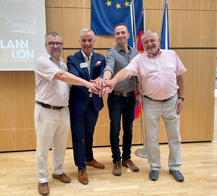 Nach der Unterzeichnung ins Goldene Buch verdeutlichten die Bürgermeister ihren Zusammenhalt symbolisch, v. l.  Bürgermeister Paul Le Bihan aus Lannion, Oberbürgermeister Gerhard Jauernig, Bürgermeister Stanislav Orság aus Sternberk mit Bürgermeister Peter Mühle 