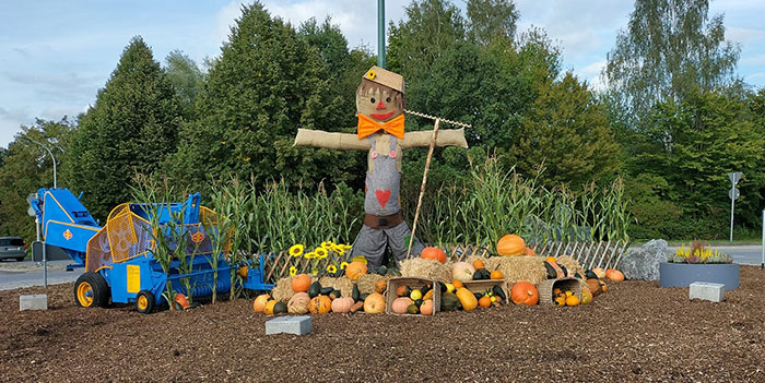 Herbstlich geschückter Kreisverkehr