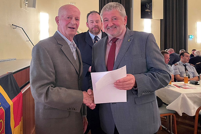 Bürgermeister gratulierte gemeinsam mit Gemeindewehrleiter Stefan Ullmann (Mitte) Helmut Plocke von der Ortsfeuerwehr Neustadt zu 70 Jahren Mitgliedschaft in der Feuerwehr Bürgermeister gratulierte gemeinsam mit Gemeindewehrleiter Stefan Ullmann (Mitte) Helmut Plocke von der Ortsfeuerwehr Neustadt zu 70 Jahren Mitgliedschaft in der Feuerwehr