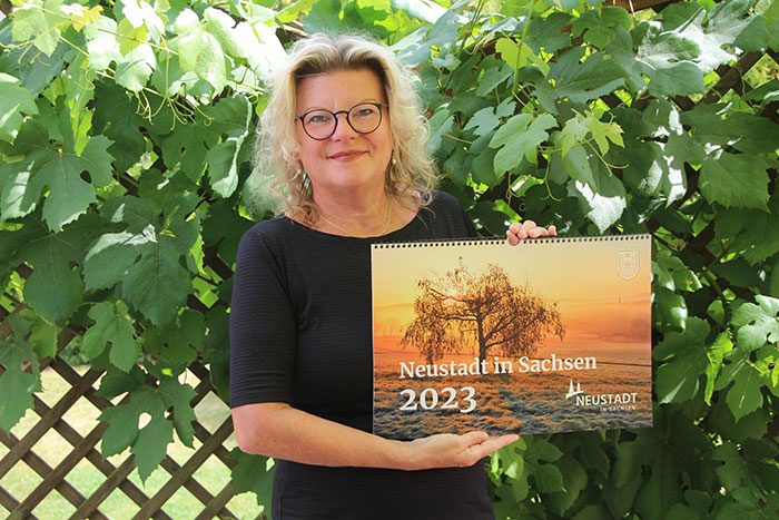 Anett Wolf vom Tourismus-Service-Zentrum präsentiert den neuen Kalender