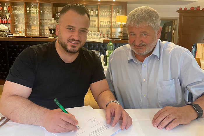  Kujtim Shabani und Bürgermeister Peter Mühle (rechts) zur Unterzeichnung des Pachtvertrages 