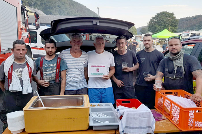 István Pajkó und Károly Selley mit Kameraden der Feuerwehren