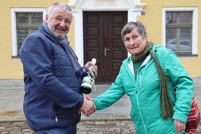 Bürgermeister Peter Mühle bedankt sich bei Dr. Große; seit zehn Jahren begleitet sie die teilnehmer auf der Neustädter Tafelrunde Bürgermeister Peter Mühle bedankt sich bei Dr. Große; seit zehn Jahren begleitet sie die teilnehmer auf der Neustädter Tafelrunde