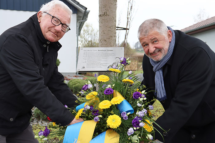Zum Andenken legen Bürgermeister Peter Mühle (rechts) und Dr. Gerhard Brendler an der Gedenkstätte einen Blumengruß nieder Zum Andenken legen Bürgermeister Peter Mühle (rechts) und Dr. Gerhard Brendler an der Gedenkstätte einen Blumengruß nieder