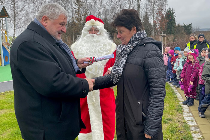 Bürgermeister Peter Mühle übergibt der Leiterin der Einrichtung Carola König im Beisein des Nikolauses und der Hohwaldbienen den Gutschein Bürgermeister Peter Mühle übergibt der Leiterin der Einrichtung Carola König im Beisein des Nikolauses und der Hohwaldbienen den Gutschein
