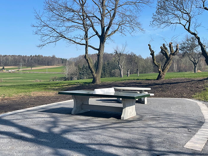 Neu installierte Tischtennisplatte und Sitzgelegenheit 