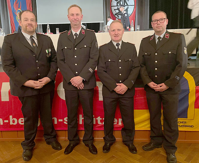 Herzlichen Glückwunsch zur Wahl der Gemeindewehrleitung, v. l. Kamerad Stefan Ullmann, Kamerad Martin Kade, Kamerad Kay-Uwe Rehn und Kamerad Alexander Kaute Herzlichen Glückwunsch zur Wahl der Gemeindewehrleitung, v. l. Kamerad Stefan Ullmann, Kamerad Martin Kade, Kamerad Kay-Uwe Rehn und Kamerad Alexander Kaute