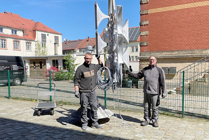 Ronny und Geschäftsführer Jörg Marotzke vom FKS Ingenieurbüro für Funk und Kommunikationssysteme Bautzen mit der neuen Sirenenanlage