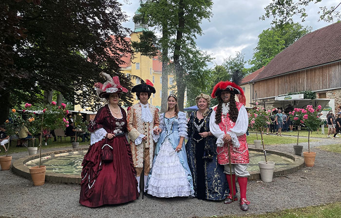 Feine Herrschaften der Barockbühne Dresden im Schlosspark