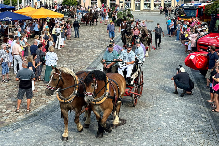 Feuerwehr von einst mit Pferdefuhrwerk Handspritze 