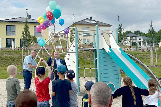Zur Eröffnung ließen der Bürgermeister (Mitte) und Bauamtsleiter Michael Schmidt (links) gemeinsam mit den Kindern einige Luftballons aufsteigen  Zur Eröffnung ließen der Bürgermeister (Mitte) und Bauamtsleiter Michael Schmidt (links) gemeinsam mit den Kindern einige Luftballons aufsteigen