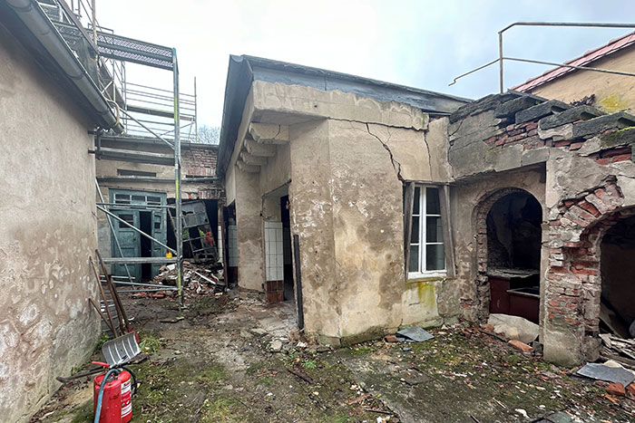 Blick auf die Nebengebäude von innen Blick auf die Nebengebäude von innen