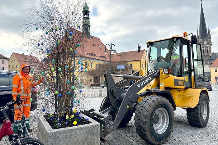 Aufstellen Pflanzkübel mit Osterdeko Aufstellen Pflanzkübel mit Osterdeko