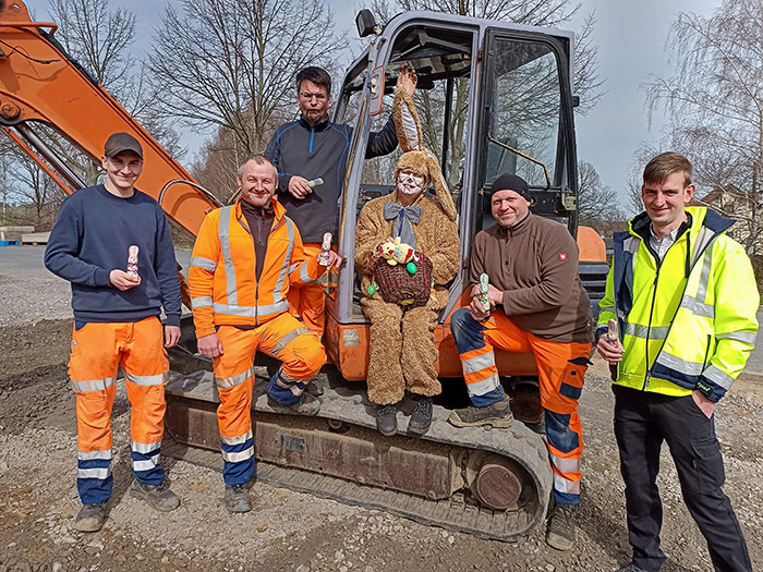 Erinnerungsfoto mit dem Osterhasen und einigen Bauhofmitarbeitern  Erinnerungsfoto mit dem Osterhasen und einigen Bauhofmitarbeitern