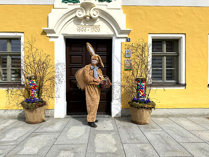 Osterhase vorm Rathaus Osterhase vorm Rathaus