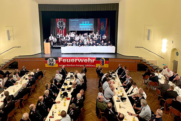 Blick von oben auf die Tribüne mit dem Schalmeienorchester und den Kameraden