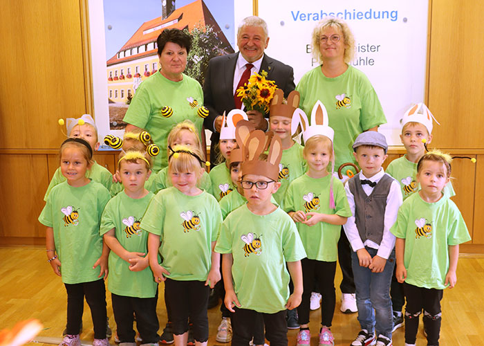 Bürgermeister Mühle mit den Hohwaldbienen Bürgermeister Mühle mit den Hohwaldbienen