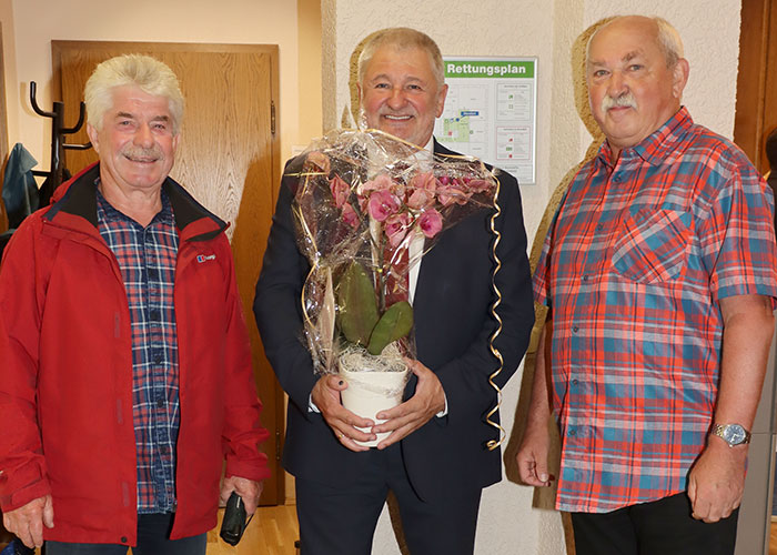 Bürgermeister Peter Mühle mit Vertretern des Skiclubs Rugiswalde e. V. Bürgermeister Peter Mühle mit Vertretern des Skiclubs Rugiswalde e. V.