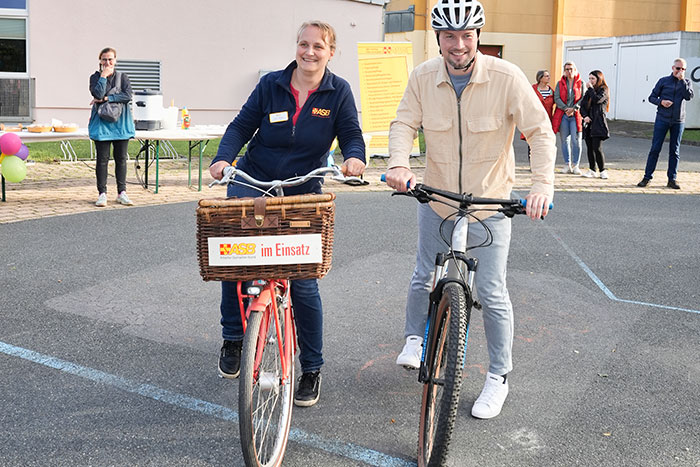 Mary Altmann vom ASB und Bürgermeister Alexander Sachse Mary Altmann vom ASB und Bürgermeister Alexander Sachse