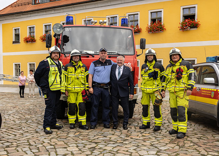 Bürgermeister Peter Mühle mit Kameraden der Feuerwehr und dem Bürgerpolizist Bürgermeister Peter Mühle mit Kameraden der Feuerwehr und dem Bürgerpolizist
