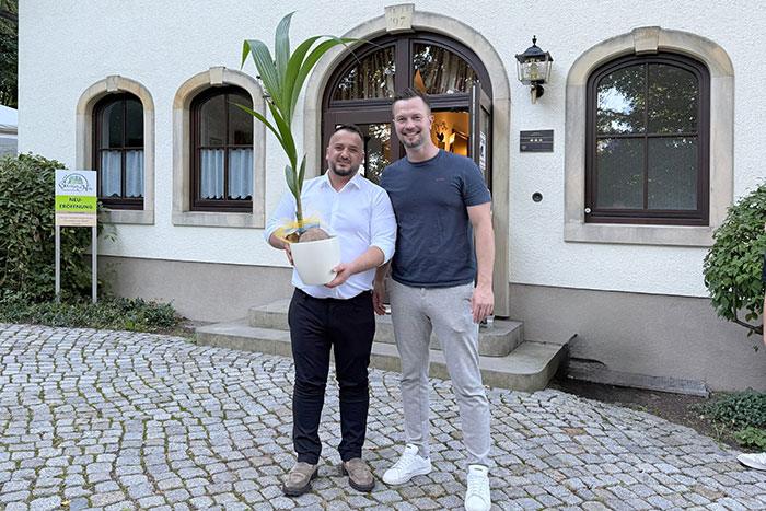 Bürgermeister Alexander Sachse (rechts) und der neue Betreiber Kujtim Shabani  Bürgermeister Alexander Sachse (rechts) und der neue Betreiber Kujtim Shabani