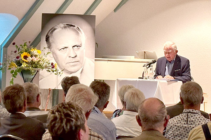 Dr. Gerhard Brendler beim Vorlesen der Laudatio  Dr. Gerhard Brendler beim Vorlesen der Laudatio