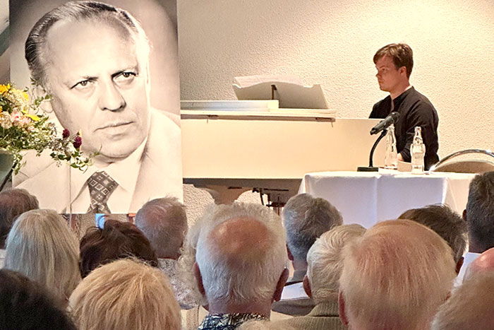 Tom Adler am Klavier Tom Adler am Klavier