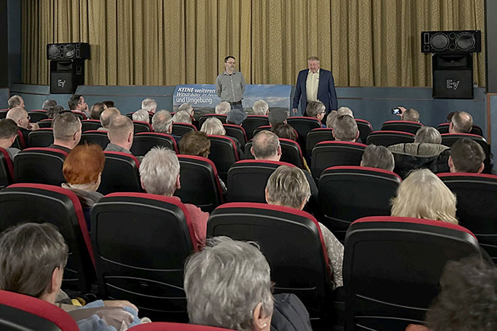 Bürgermeister Peter Mühle (rechts) und Frank Kretzschmar, Mitglied der Bürgerinitiative (vorn stehend links), im Neustädter Kino  Bürgermeister Peter Mühle (rechts) und Frank Kretzschmar, Mitglied der Bürgerinitiative (vorn stehend links), im Neustädter Kino