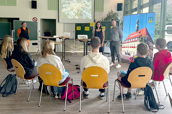 Schüler bei der Stadtverwaltung im Sportforum Schüler bei der Stadtverwaltung im Sportforum