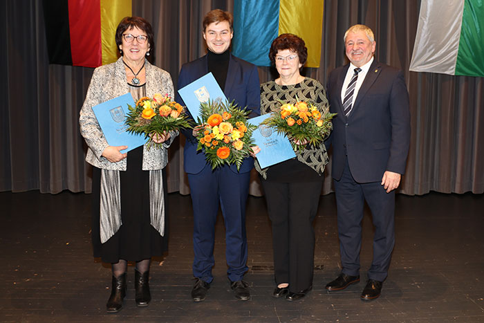 Ehrenamtspreisträger mit Bürgermeister Peter Mühle Ehrenamtspreisträger mit Bürgermeister Peter Mühle