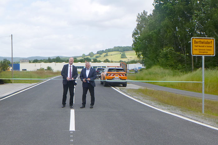 Symbolisches Durchschneiden des Bandes zur Freigabe der Straße