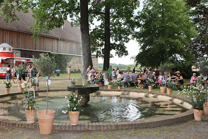 Brunnen im schattigen Schlosspark  Brunnen im schattigen Schlosspark