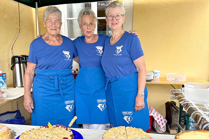 Sportlerinnen des SSV 1862 Langburkersdorf e. V. beim Kuchenverkauf Sportlerinnen des SSV 1862 Langburkersdorf e. V. beim Kuchenverkauf