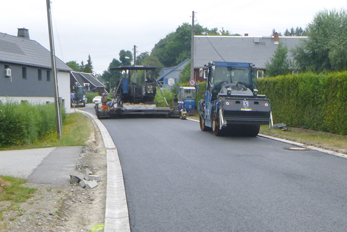 Asphalteinbau auf dem Straßenabschnitt Asphalteinbau auf dem Straßenabschnitt